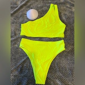 Beautiful neon yellow 2 oc swimsuit! NWOT size Large #P66